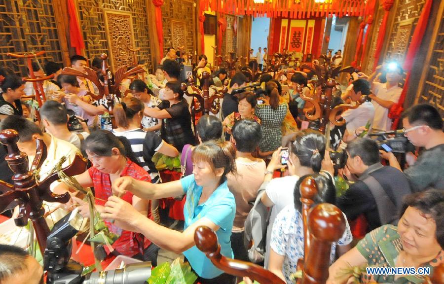 В Китае отмечают традиционный праздник Дуаньу