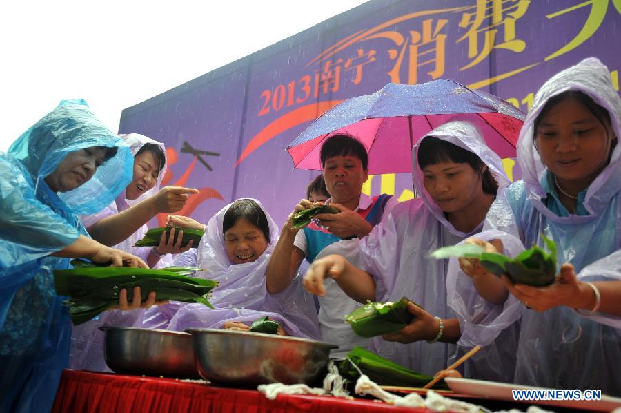 В Китае отмечают традиционный праздник Дуаньу