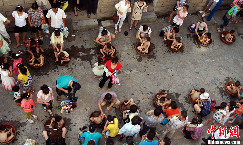 Праздник Дуаньу: традиционное купание детей на родине поэта Цюй Юаня