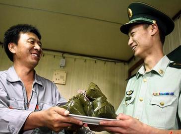 Солдаты пограничного пункта Китая угостили моряков КНДР деликатесами Цзунцзы