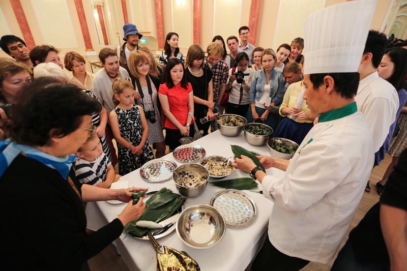 В Московском центре китайской культуры отметили праздник Дуаньуцзе