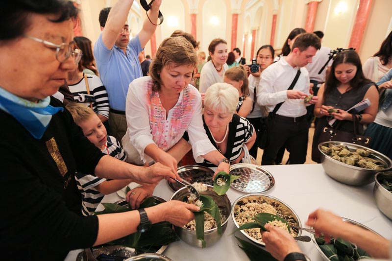 В Московском центре китайской культуры отметили праздник Дуаньуцзе