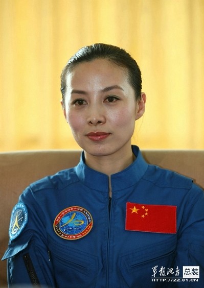 Фото: Красивая женщина-космонавт Ван Япин