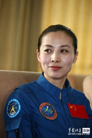 Фото: Красивая женщина-космонавт Ван Япин