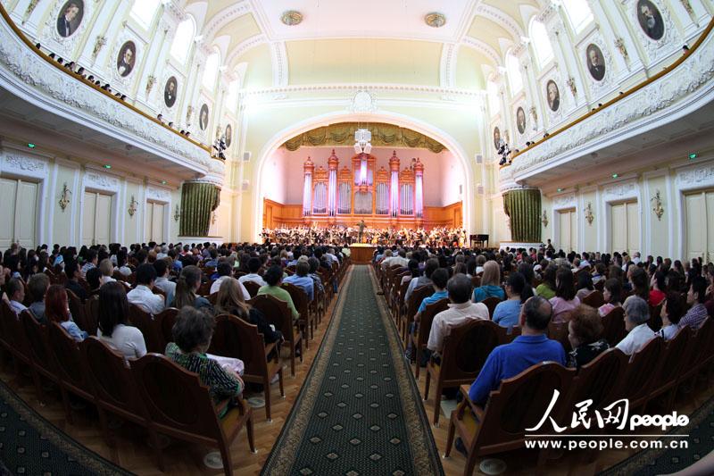 Это первый концерт Ханчжоуского филармонического оркестра в России, он прошел с полным успехом.