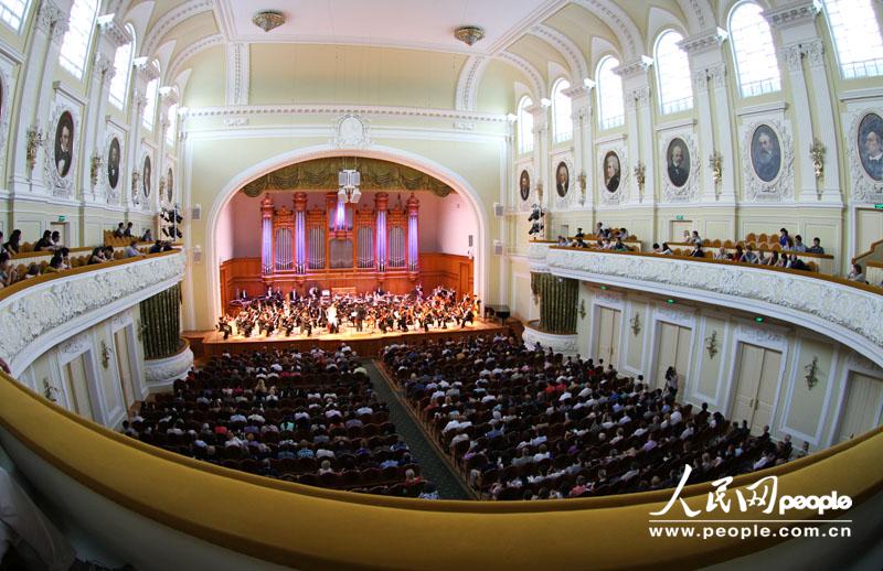 Это первый концерт Ханчжоуского филармонического оркестра в России, он прошел с полным успехом.