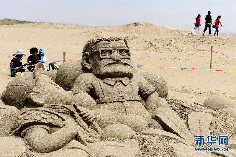 Песчаные скульптуры на берегу Озера Цинхай