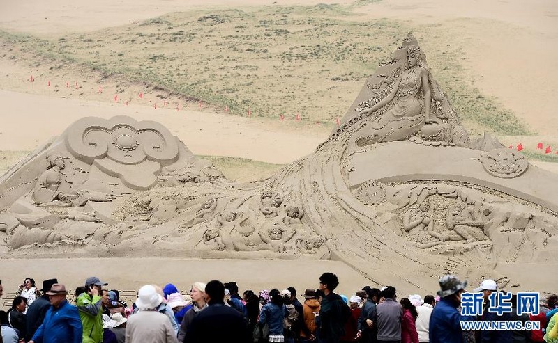 Песчаные скульптуры на берегу Озера Цинхай