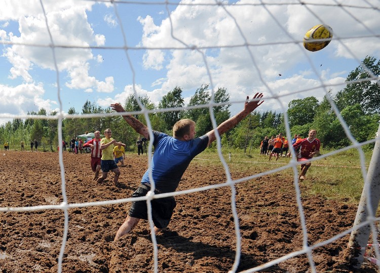 Турнир по болотному футболу на торфяных полях в Ленинградской области