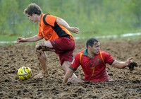 Турнир по болотному футболу на торфяных полях в Ленинградской области