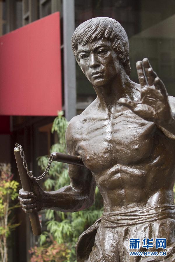 Эта статуя была недавно подарена Фондом Брюса Ли в честь 75-летия с момента официального завершения постройки китайского квартала Лос-Анджелеса. 