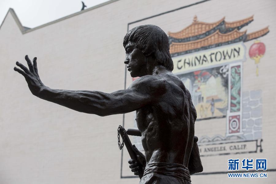 Эта статуя была недавно подарена Фондом Брюса Ли в честь 75-летия с момента официального завершения постройки китайского квартала Лос-Анджелеса. 