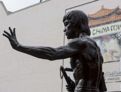 Бронзовая статуя Брюса Ли установлена в китайском квартале Лос-Анджелеса