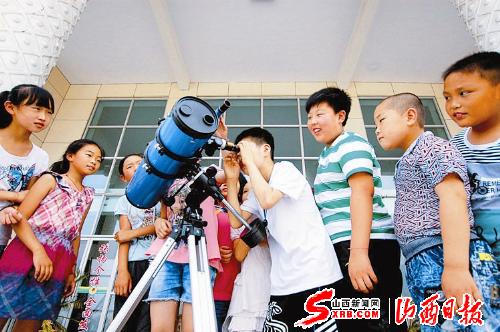 Запуск космического корабля Шэньчжоу-10 снова вызвал бум популяризации знаний аэрокосмической науки
