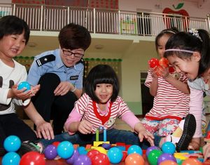 Цзыбо: полицейские вместе с детьми праздновали День защиты детей