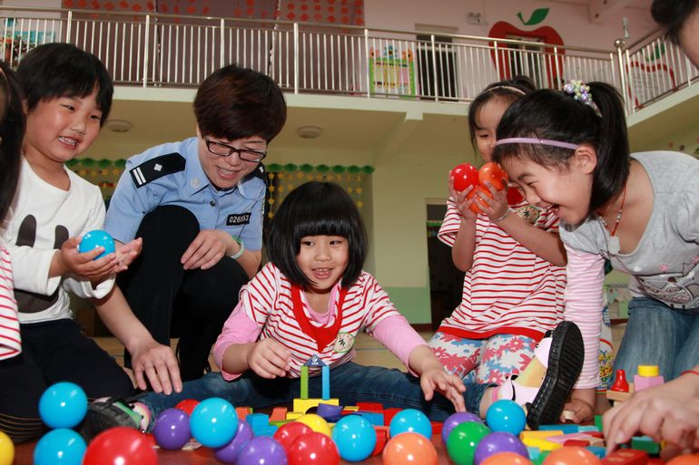 Цзыбо: полицейские вместе с детьми праздновали День защиты детей