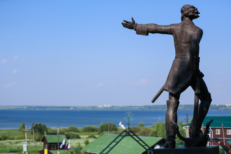 Памятник Петру Первому на берегу озера Плещеево