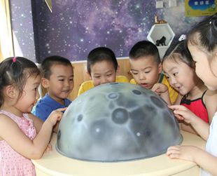 Китайские дети мечтают о полете в космос после просмотра запуска корабля Шэньчжоу-10