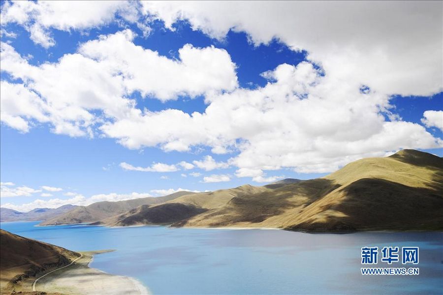 Живописные пейзажи святого озера Янчжоюнху Тибета