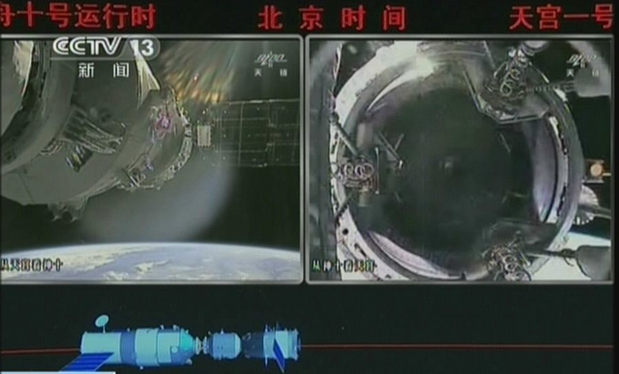 Успешная стыковка 'Шэньчжоу-10' с 'Тяньгун-1' в режиме ручного управления