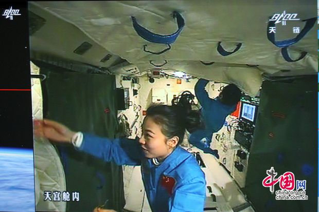 Разговор между председателем КНР Си Цзиньпином и экипажем «Шэньчжоу-10»