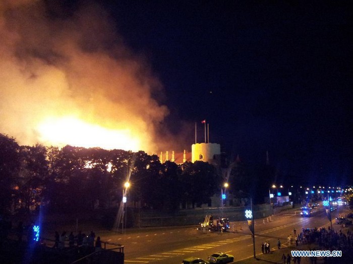 Горит крыша Рижского замка в Риге Горит крыша Рижского замка в Риге