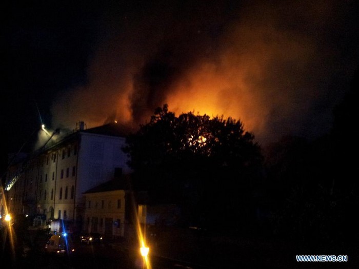 Горит крыша Рижского замка в Риге Горит крыша Рижского замка в Риге