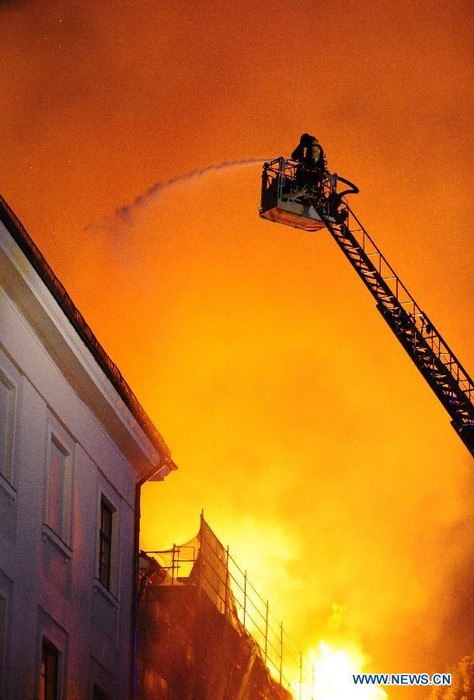 Горит крыша Рижского замка в Риге Горит крыша Рижского замка в Риге