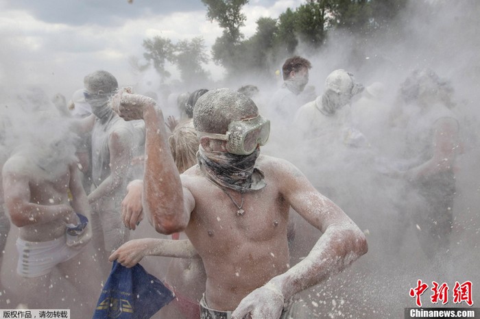 Фото: Флешмоб «Война мукой» в Киеве