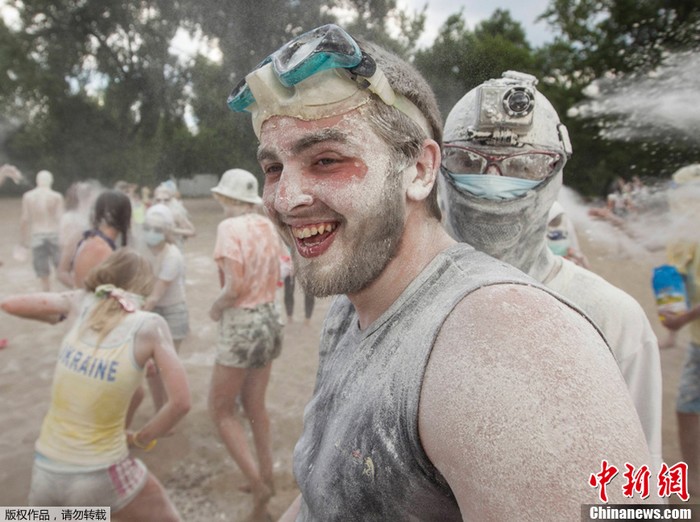 Фото: Флешмоб «Война мукой» в Киеве