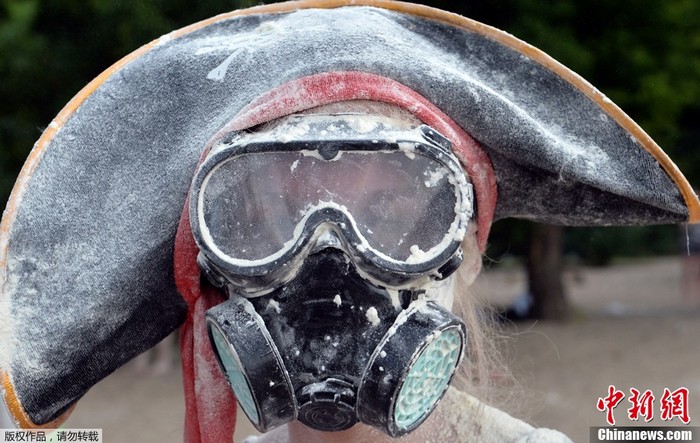 Фото: Флешмоб «Война мукой» в Киеве