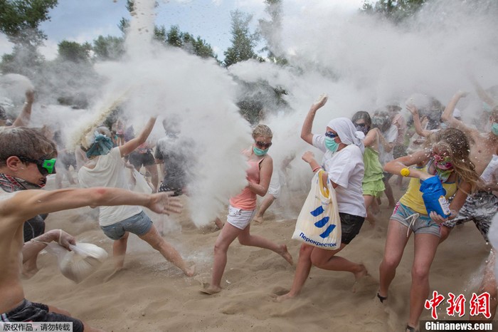 Фото: Флешмоб «Война мукой» в Киеве