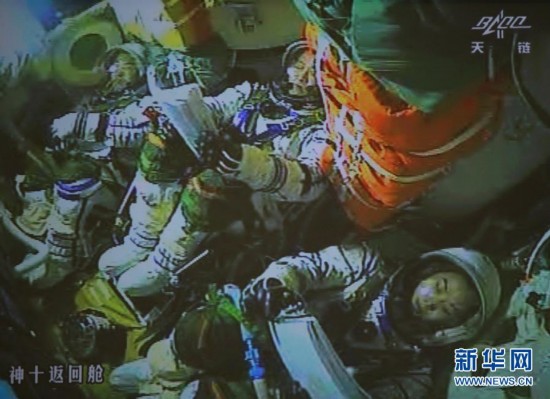 Фото: Возвращение космического корабля 'Шэньчжоу-10' на Землю