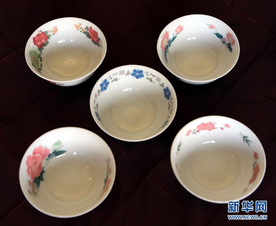На аукционе в Сянгане проданы фарфоровые чашки Мао Цзедуна