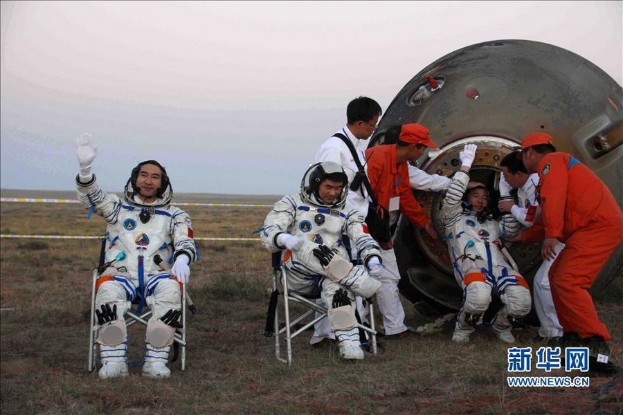 Десять космонавтов, совершивших полет в космос на пилотируемых кораблях