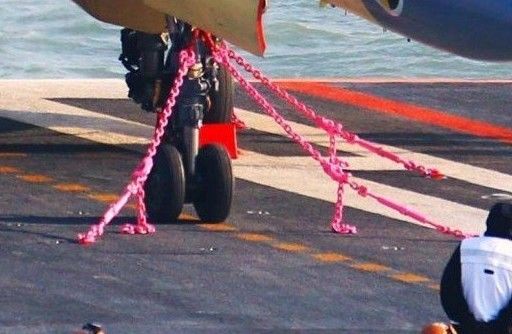 Палубные самолеты крепятся к авианосцу при помощи розовой цепи: объяснение военного эксперта