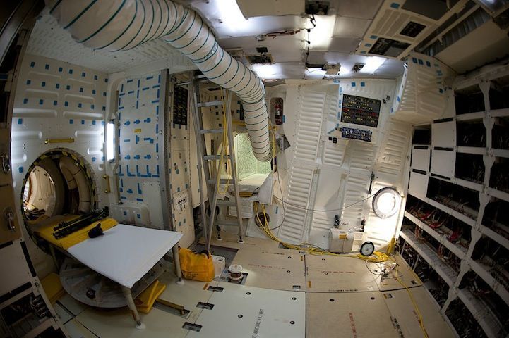 Как выглядит кокпит космического корабля США внутри?