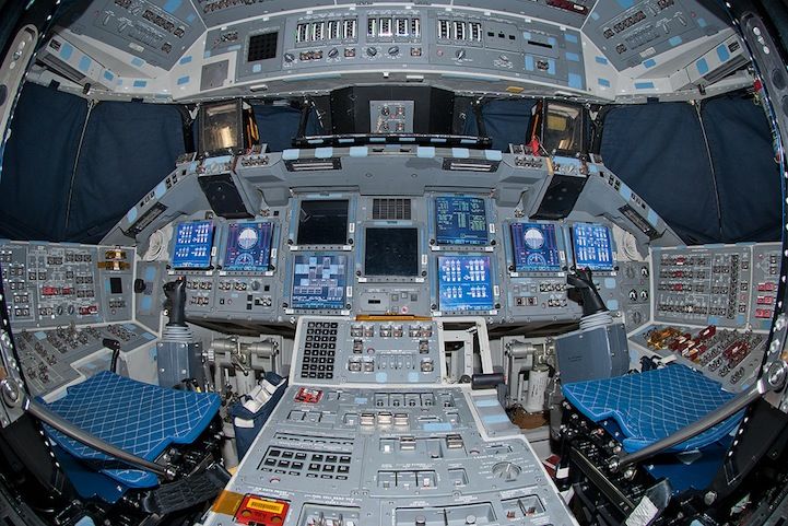 Как выглядит кокпит космического корабля США внутри?