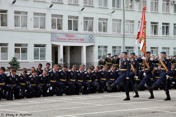 Первый выпуск женщин-офицеров РВВДКУ 