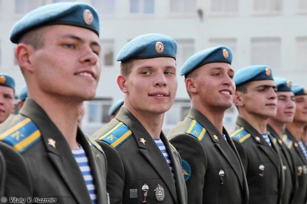 Первый выпуск женщин-офицеров РВВДКУ 