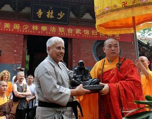 Более 250 учеников американского Шаолиня посетили монастырь Шаолинь 