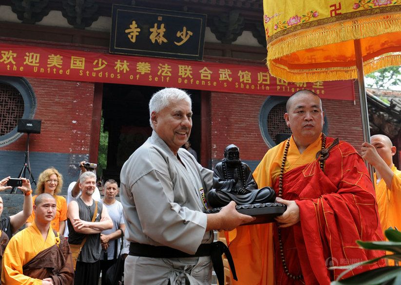 Более 250 учеников американского Шаолиня посетили монастырь Шаолинь 