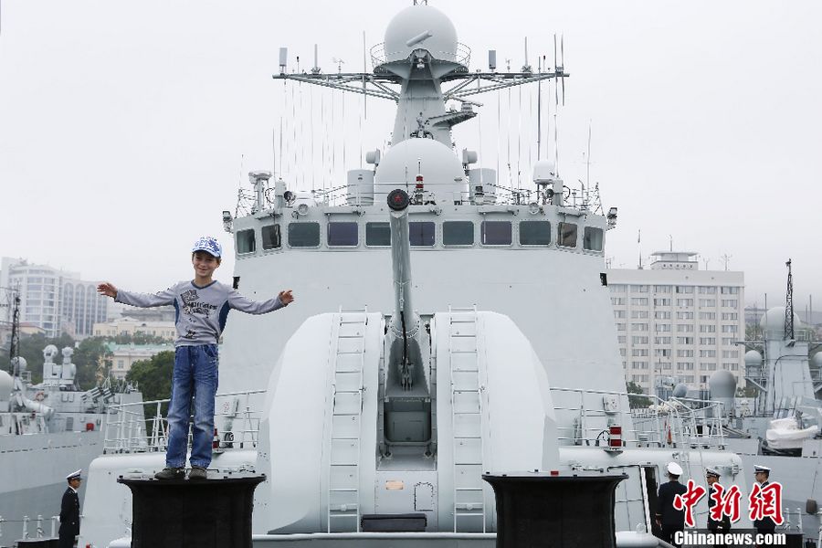 Военные корабли, принимающие участие в китайско-российских учениях «Морское взаимодействие-2013», во Владивостоке открыты для российской публики