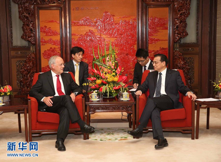 Ли Кэцян встретился с министром экономики Швейцарии