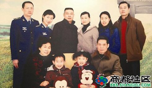Семейные фото китайской космонавтки Лю Ян