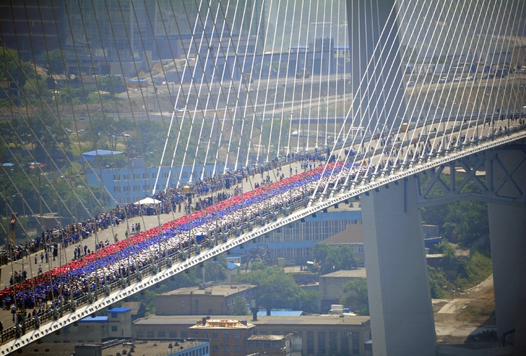 Флешмоб на мосту через бухту Золотой рог во Владивостоке