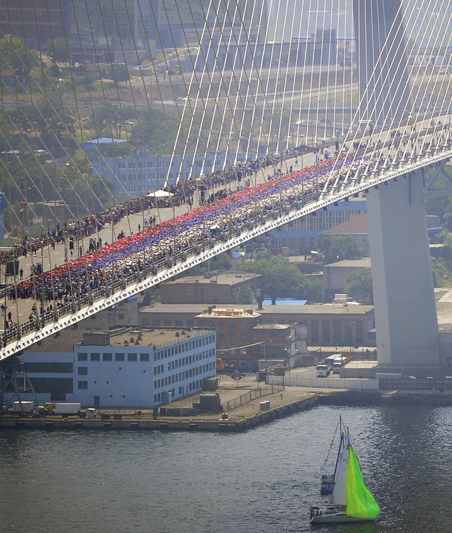 Флешмоб на мосту через бухту Золотой рог во Владивостоке