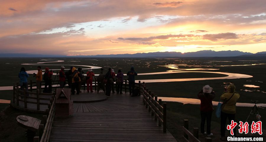 Туристы любуются «самым красивым закатом» в степи Баиньбурук