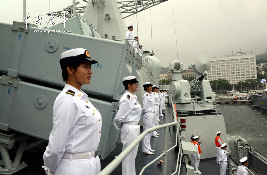 Красивые женщины-солдаты, участвующие в военных учениях «Морское взаимодействие – 2013»