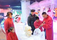 Летом посетители Музея ледяных фонарей могут попрактиковаться в изготовлении скульптур изо льда